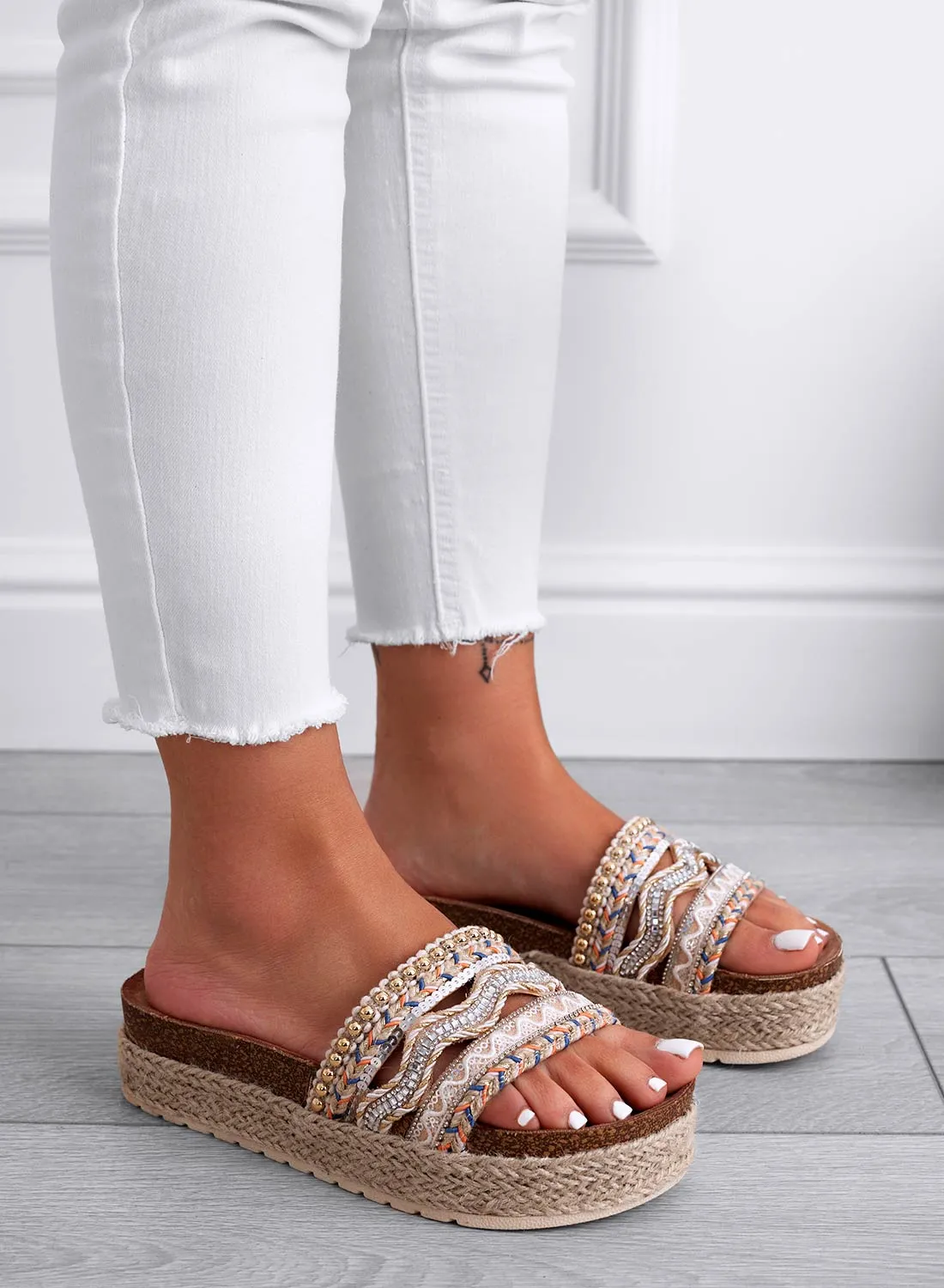 LUCIS - Sandali a ciabatta beige con zeppa e ricamo